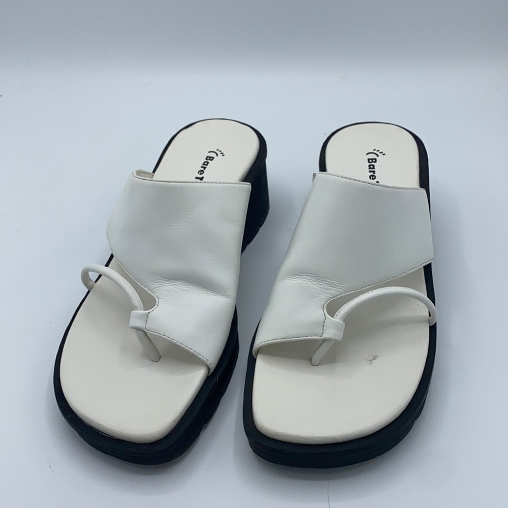 Bear traps Hampton white sandal. Size 7.